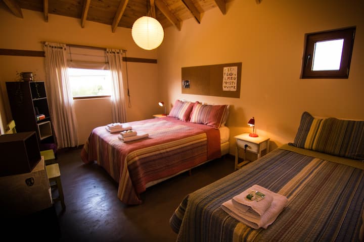 Პირველი სართულის ოთახი. Ორადგილიანი საწოლი და მარტივი ან სამი ერთადგილიანი საწოლი.  Მეორე სართული, მაღლა. ჩვენ შეგვიძლია გავაკეთოთ 1 Mat და ორი Sgls ან ყველა 4 ერთადგილიანი საწოლი.