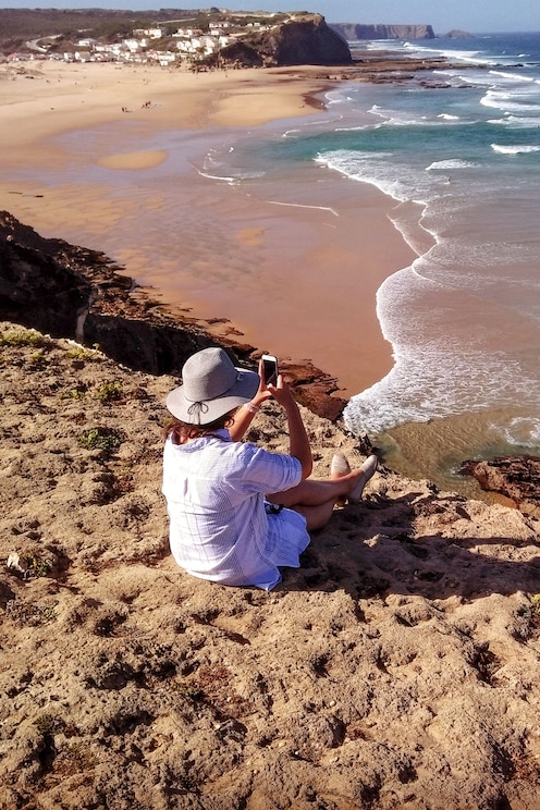 Show full-screen, host-provided image