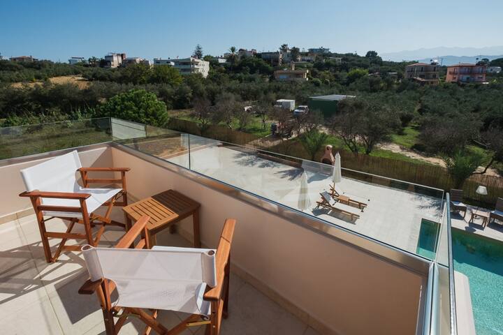 Private Heated pool*Close to the Beach*BBQ & Wifi gallery image 4