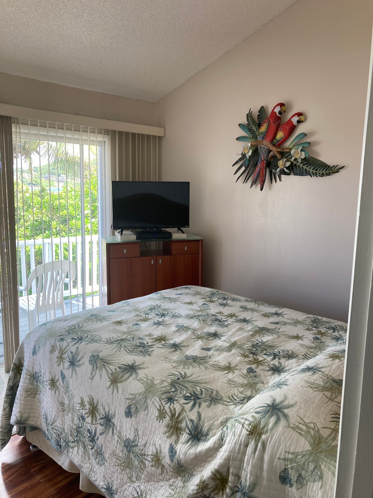 Spálňa s výhľadom na oceán a chladným tropickým vánkom 