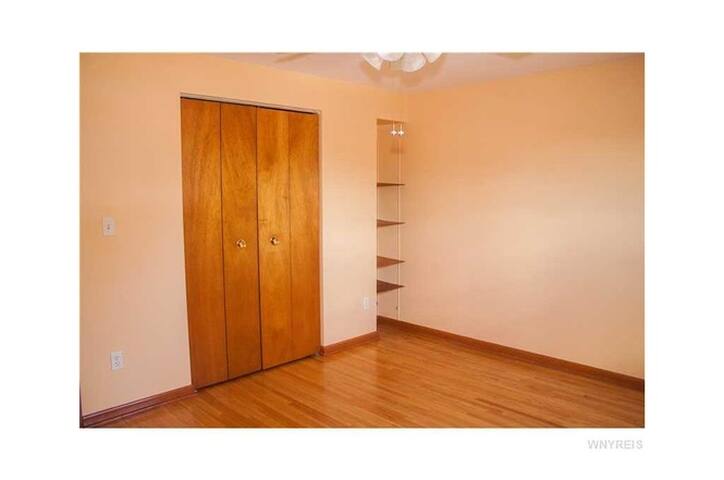 1 Mi from Sheridan Dr,Williamsville