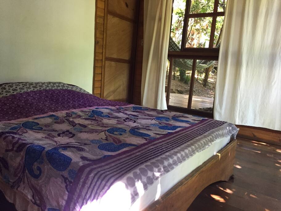 Quarto Cachoeira preparado para até duas pessoas, agora com mais uma cama de solteiro.