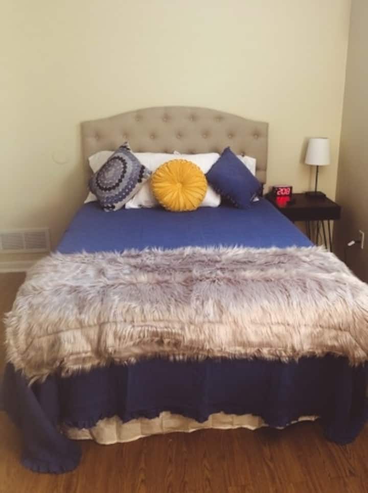 ¡Este dormitorio cuenta con una cama acogedora de tamaño completo para que la disfrutes durante tu estadía!