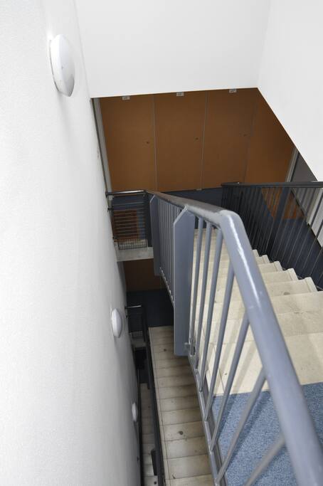 Stairs to frontdoor (no elevator)