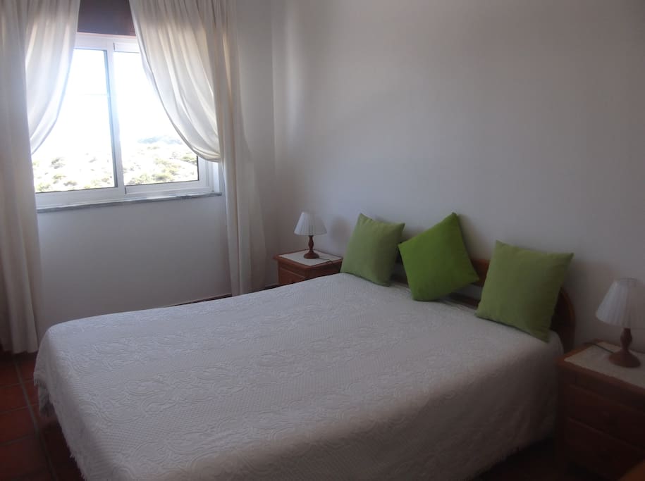 Quarto com cama de casal com vista mar