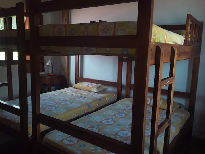 La chambre 7 est la mezzanine avec vue sur la mer, 2 lits superposés et 1 lit double, avec climatisation.  La salle de bain est au 1er étage, dans le couloir.