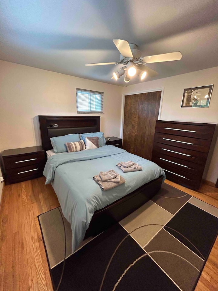 Primárna spálňa s manželskou posteľou veľkosti Queen