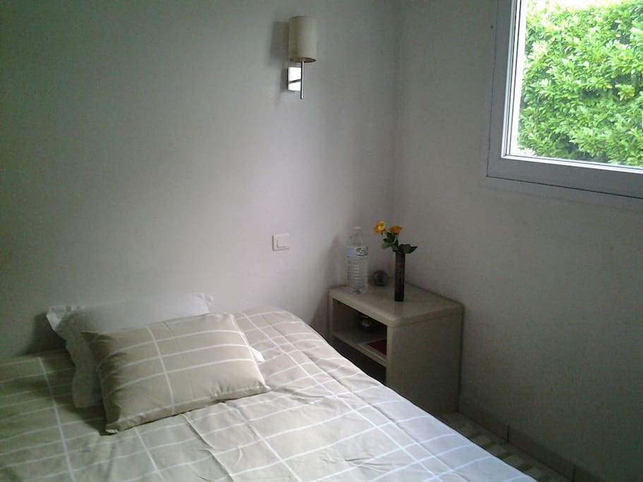 Chambre, lit 1m40 donnant sur la terrasse et le jardin