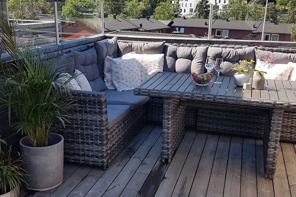 Kos deg ute på den store terrassen med utsikt over Oslo by