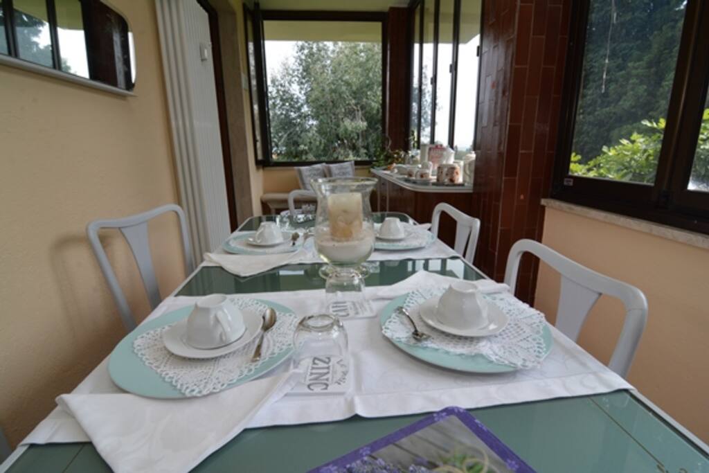 ...una buona colazione in veranda...circondata da piante secolari!!