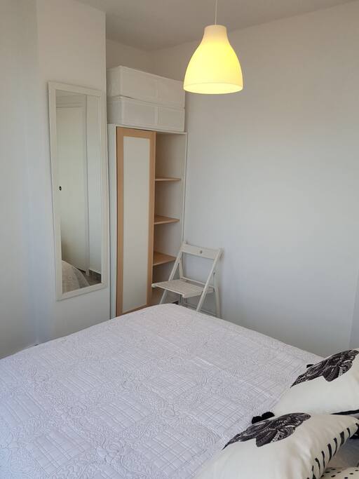 Dormitorio súper acogedor ,con el lujo de ver el mar mientras descansas,con cama de matrimonio