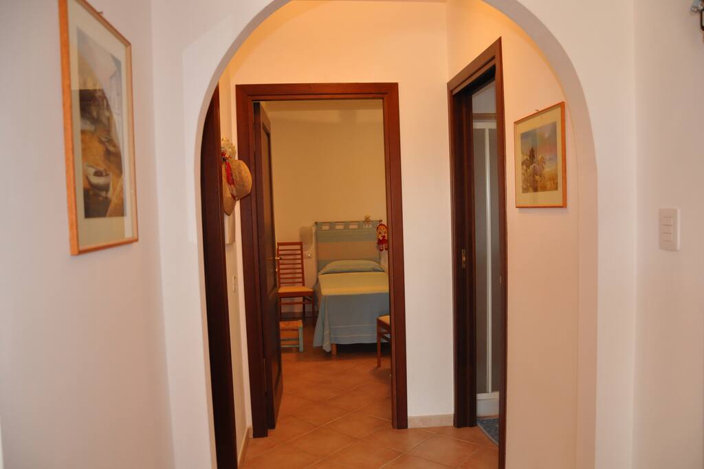 Zona notte con accesso camere da letto e bagno.