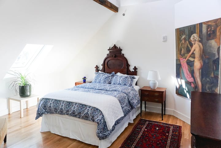 เตียงขนาดควีนไซส์ที่อบอุ่นพร้อมหมอนหนานุ่มตู้เสื้อผ้าพร้อมลิ้นชัก 6 ลิ้นชักและตู้เสื้อผ้าประตูคู่  