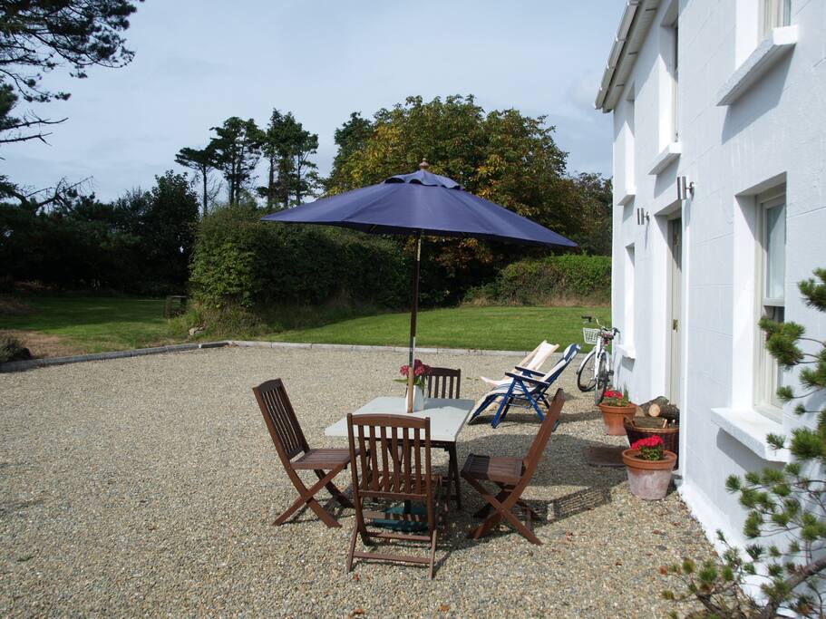 Sunny outdoor dining.