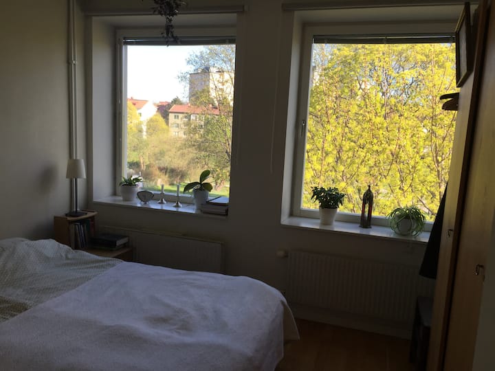 ห้องนอนใหญ่ไปทางสวนสาธารณะ 