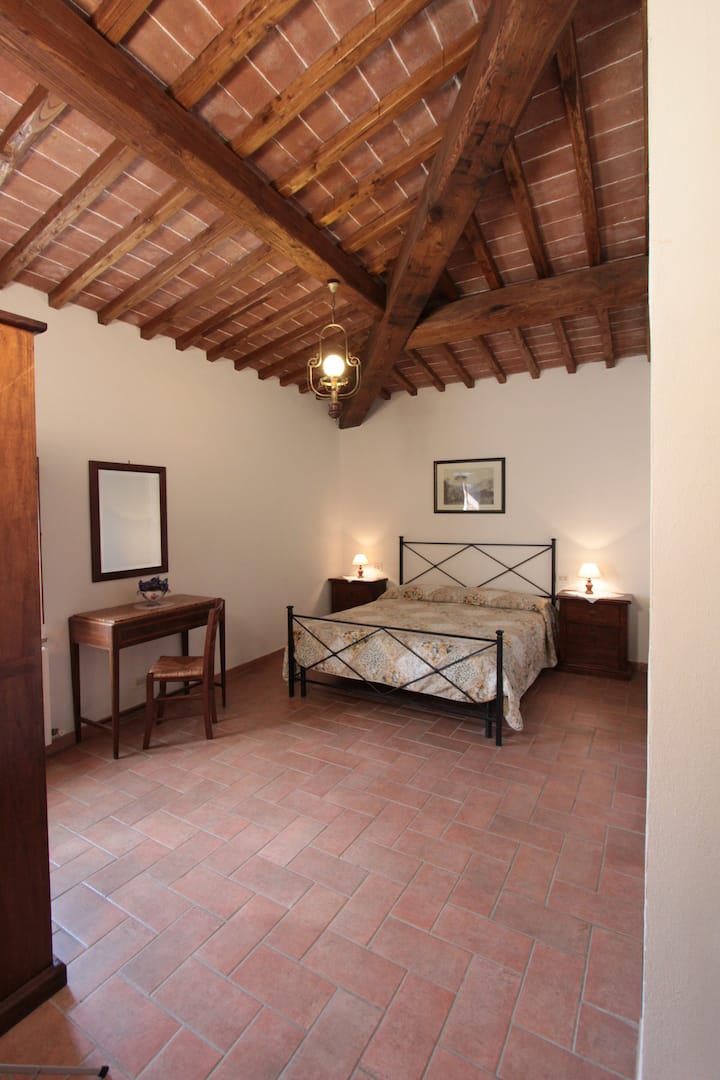 Montegonfoli SIX premières chambres. Il est présenté par une salle de bains privative complète avec douche.