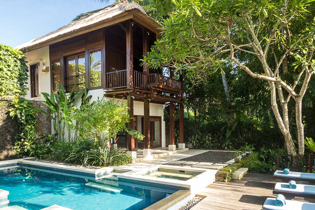 Swimming pool and jacuzzi