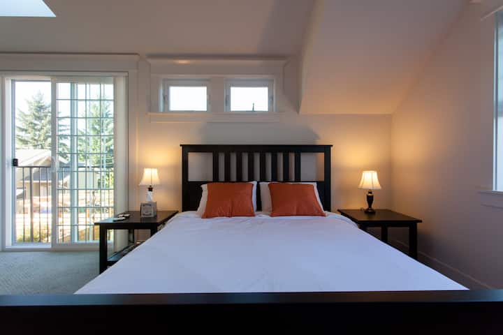 เตียงหลักนี้อยู่ชั้นบนและมีฟูกขนาดควีนไซส์ที่สะดวกสบาย 