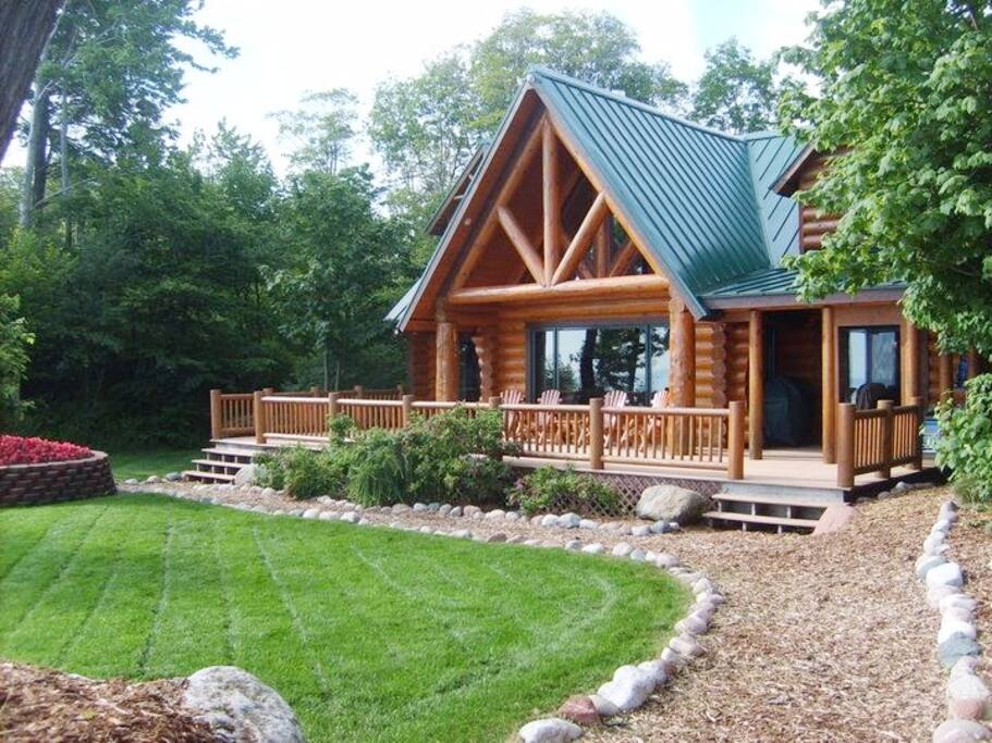 Mulched path, great landscaping and lawn.
