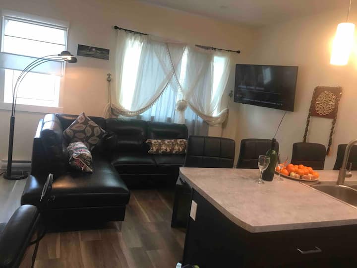 5 Star Luxury, Sauna, Massage Chair, Breakfast ! - Whitehorse