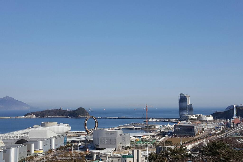 숙소산책로에서 바라본 남해바다