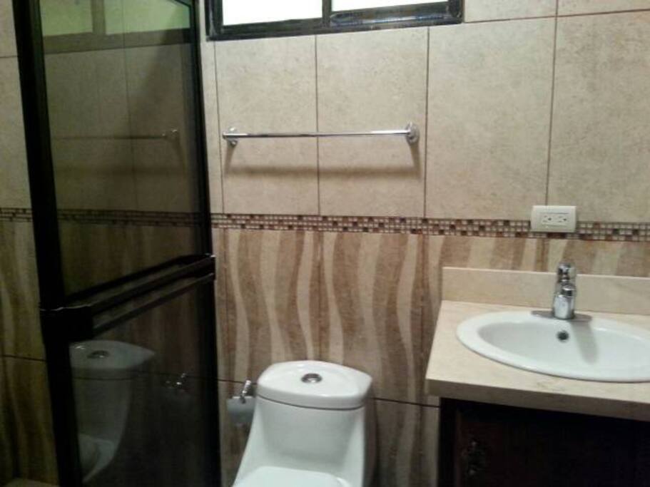 2 baños completos privados y 1/2 baño para visitas.