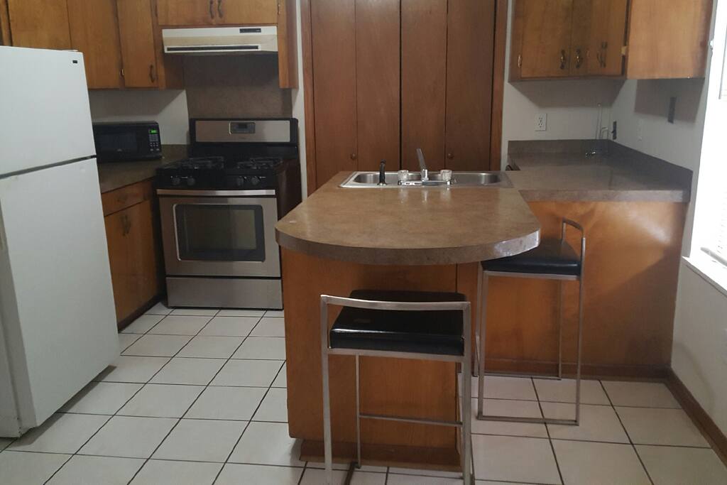 Full Eat-in Kitchen