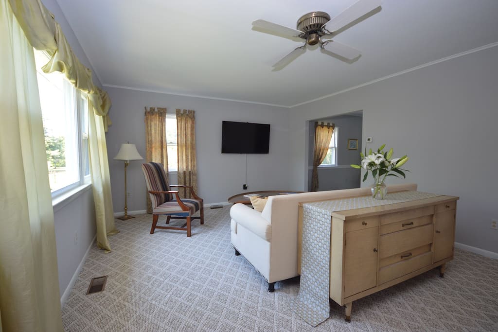 Livingroom with 55 inch flatscreen Smart TV