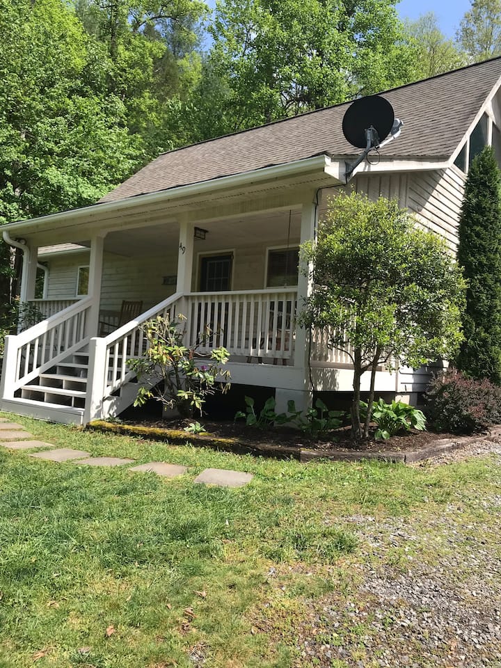 Cabin On The Creek/ Dog friendly Cabins for Rent in Sylva, North