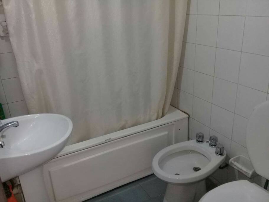 Baño con secador de pelo.