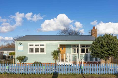 Sleeps 6,hot tub,log burner,beach cottage