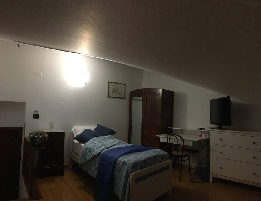 La camera blu con un letto singolo