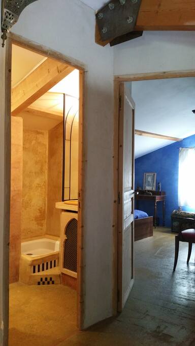 Accès salle de bain et chambre