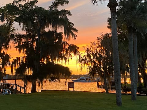 2 Bed/2 BA Canal front - Private Boat Ramp Access