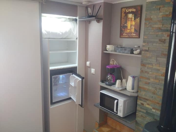 ארון - בר מקרר - סנסאו - קומקום - מיקרוגל.