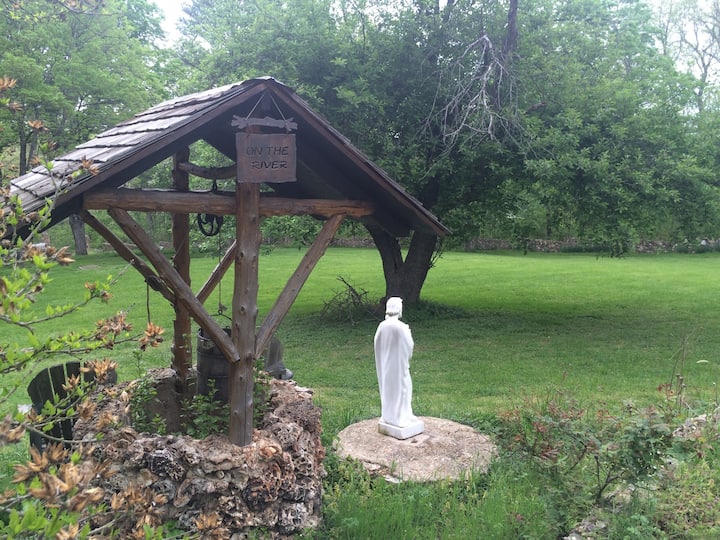 Log cabin on River with spring cave Cabins for Rent in Steelville