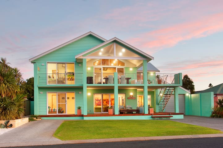 OUR BEACH SHACK -ULTIMATE SEASIDE EXPERIENCE