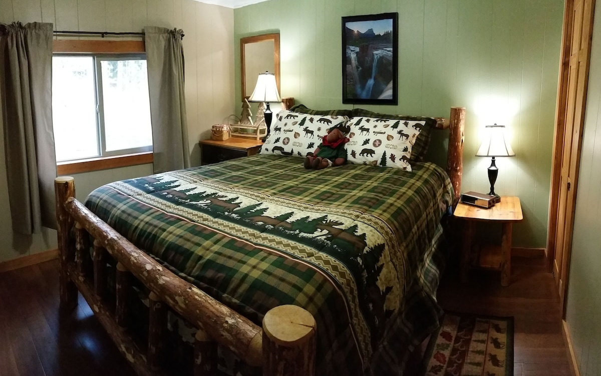 2. spavaća soba: bračni krevet, komoda, ormar i radio sa satom