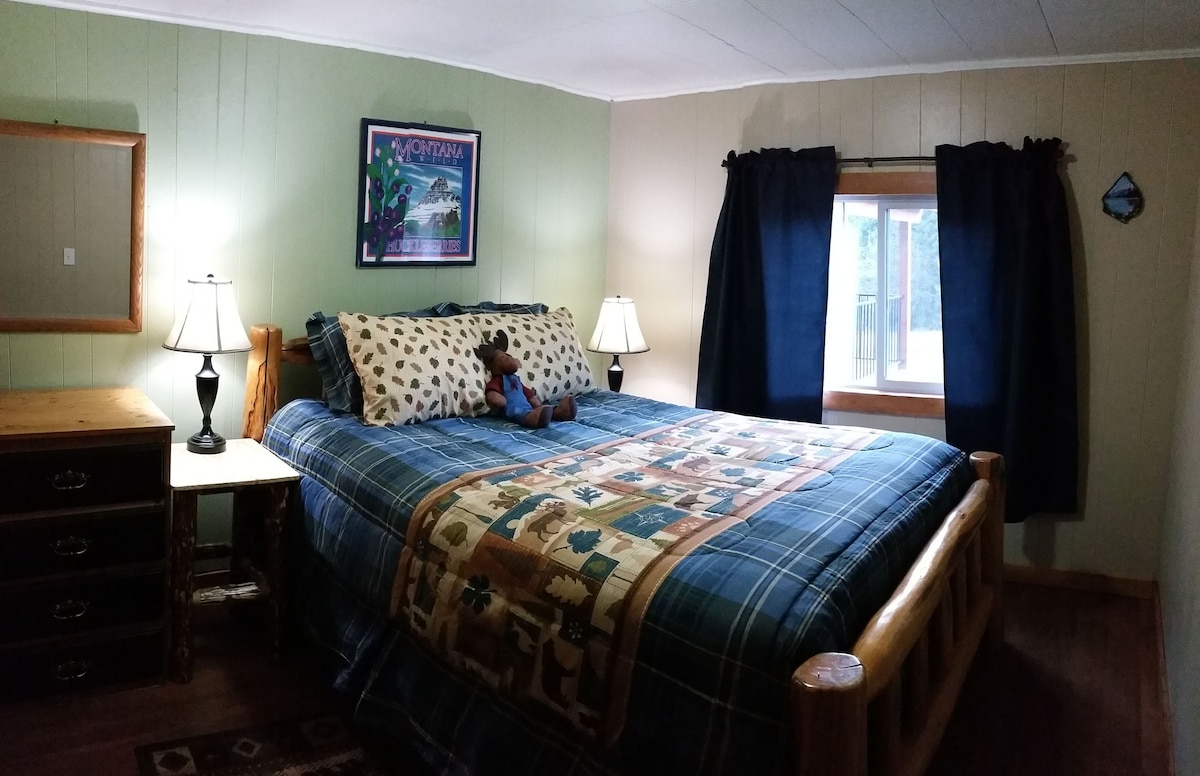 Spavaća soba 1: bračni krevet, komoda, ormar i radio sa satom