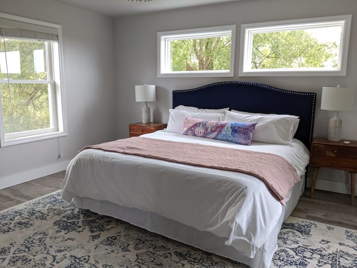 Dhoma kryesore e gjumit përfshin një krevat dopio "King". 