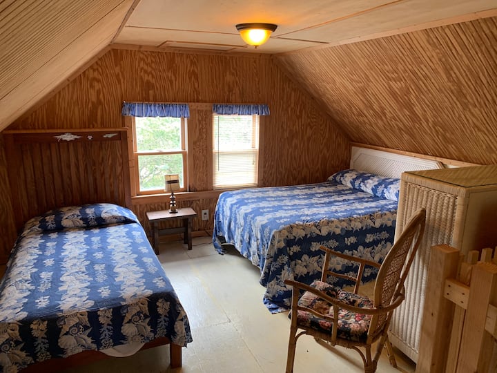 Një fund i papafingos në katin e sipërm. Ka një krevat me madhësi të plotë dhe me madhësi dyshe në çdo skaj.