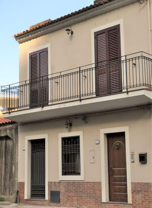 la facciata della casa al borgo