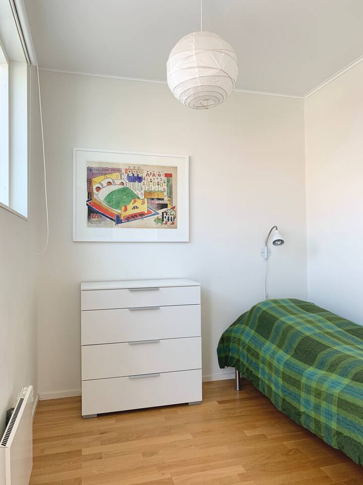 חדר השינה למעלה.