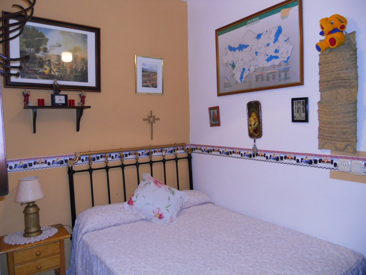 חדר שינה קטן עם מיטה נוספת.