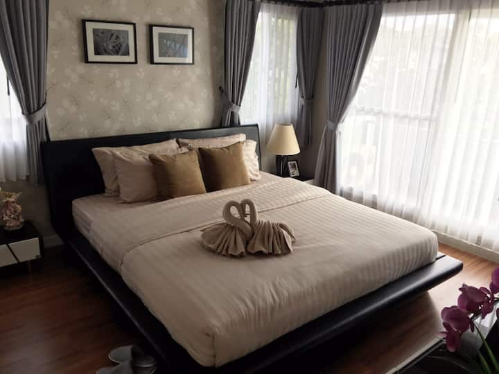 Dhoma kryesore e krevatit është e mobiluar plotësisht nga dekorues profesional. 