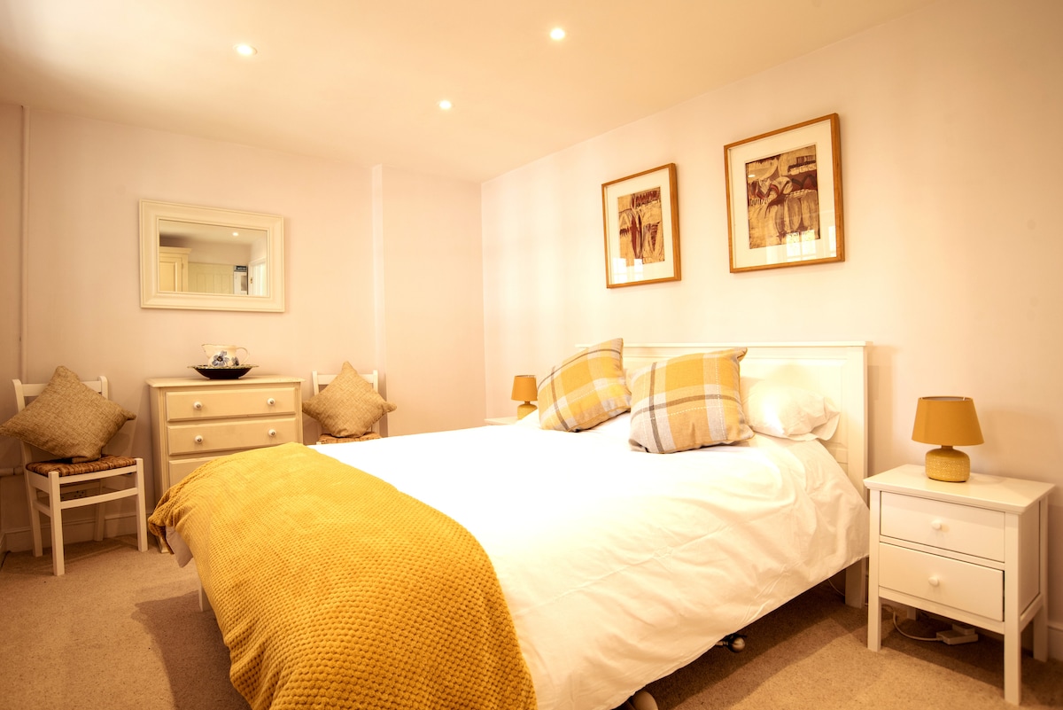 מיטת קינג סייז נדיבה בקומת הקרקע