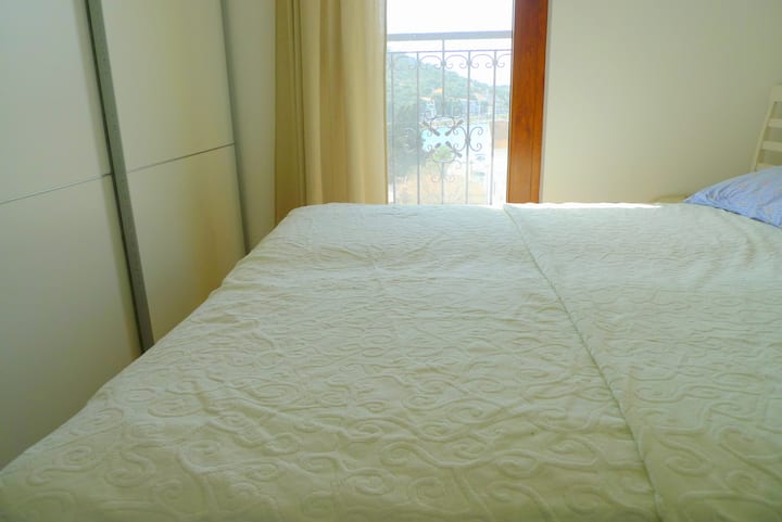 Главна спална соба со поглед кон Марина