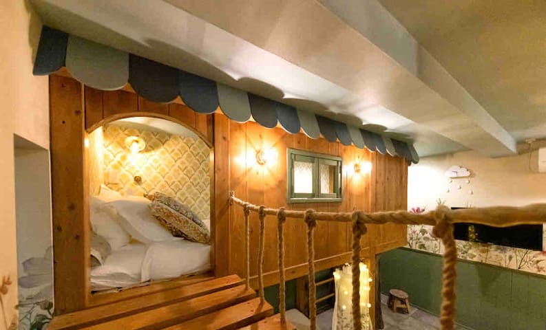 Holy House《karakuri yashiki）Free parking available