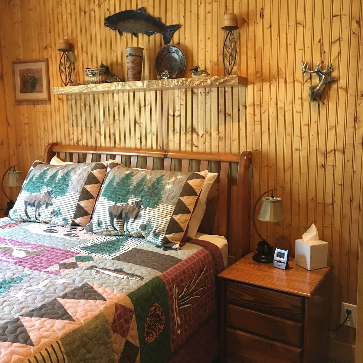 dormitorio en el piso principal con una cama tamaño queen, 2 mesitas de noche y una pequeña cómoda. Aquí es donde dormirás.  La sala de estar no es una zona para dormir