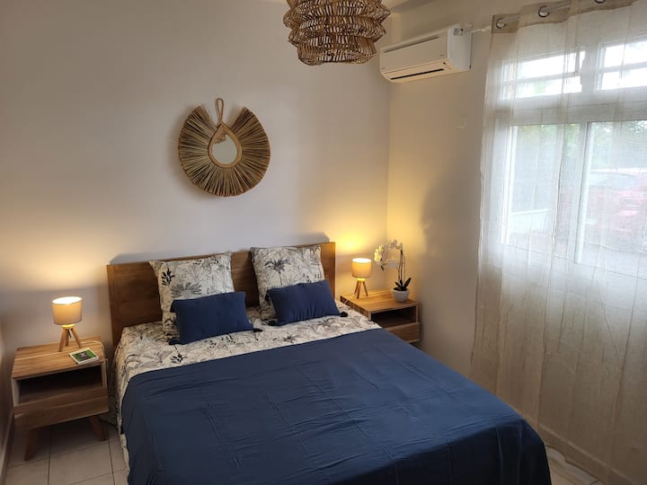 Chambre 3 vue jardin, lit 160x200 cm, salle d'eau et WC privatifs.
Penderie/rangements.